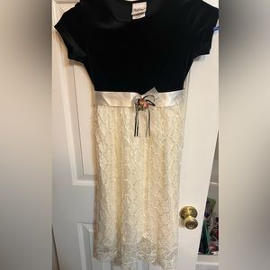 Girls size 7 dress perfect for upcoming holidays.